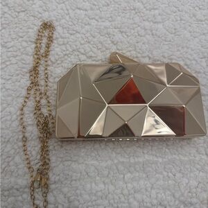 GOLD CLUTCH WITH CHAIN